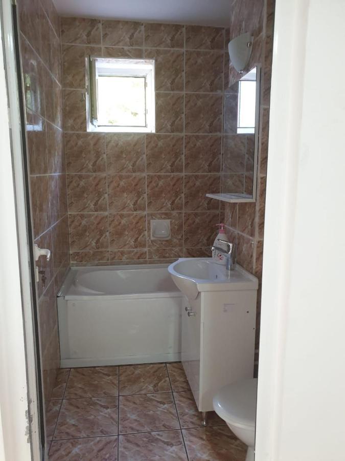 Cazare Apartament Cu 2 Camere Nehoiu Esterno foto